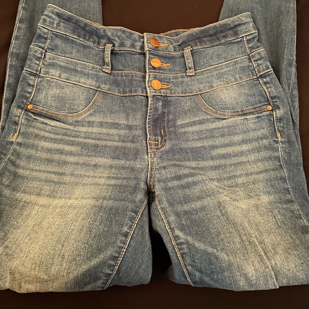 High waisted multiple buttons Jegging!